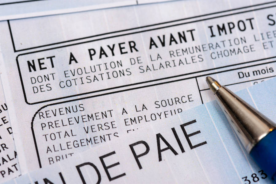 Fiche de paie avec pointe de stylo